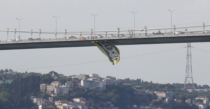 Köprülere Fenerbahçe bayrakları asıldı