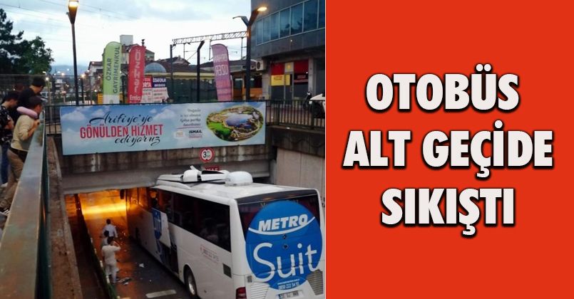 Yolcu otobüsü alt geçitte sıkıştı