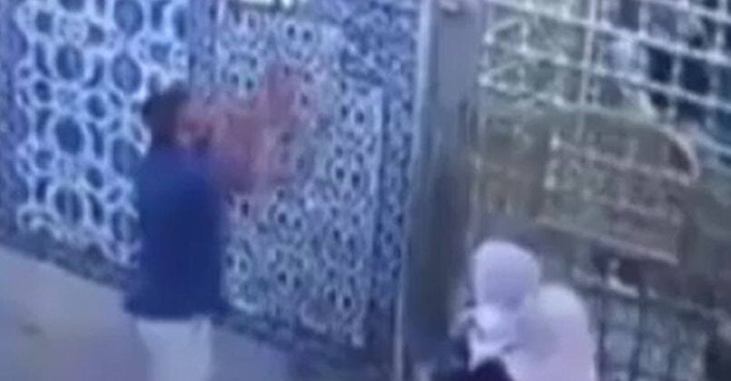 Eyüpsultan türbesinin çinilerine çekiçle saldırı anı kamerada