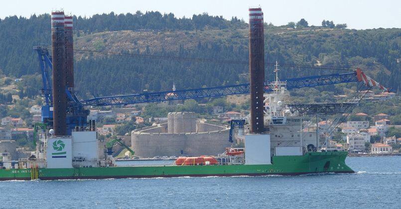 132 metre uzunluğundaki platform Çanakkale Boğazı'ndan geçti