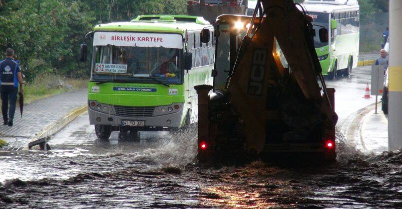 Kocaeli'de sağanak hayatı felç etti