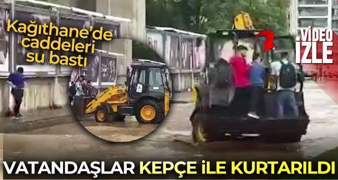 Kağıthane'de sel sularında mahsur kalan vatandaşlar kepçe ile kurtarıldı