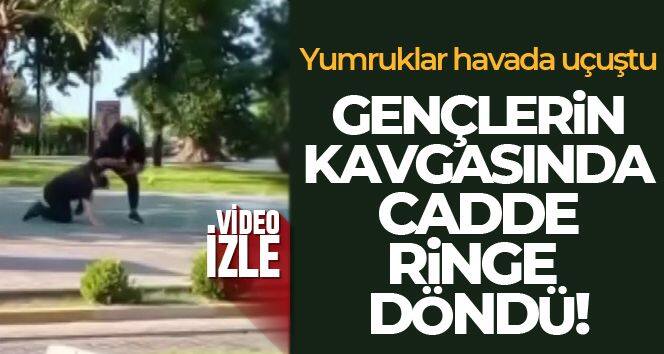 İki gencin kavgasında cadde ringe döndü