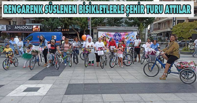 Rengarenk süslenen bisikletlerle şehir turu attılar