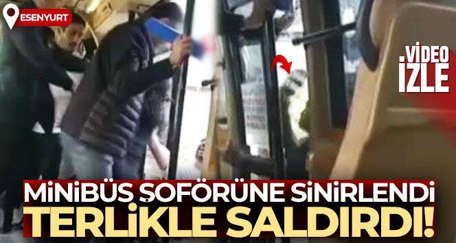 Minibüs şoförüne sinirlendi, terlikle saldırdı