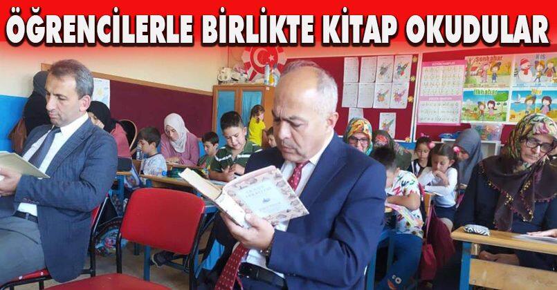 Milli eğitim yetkilileri öğrencilerle birlikte kitap okudu