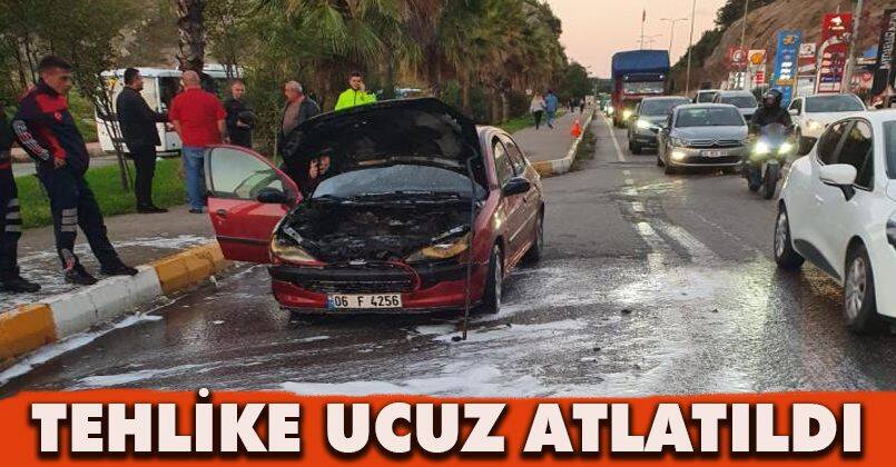 Akaryakıt istasyonlarının karşısında araç alev alev yandı