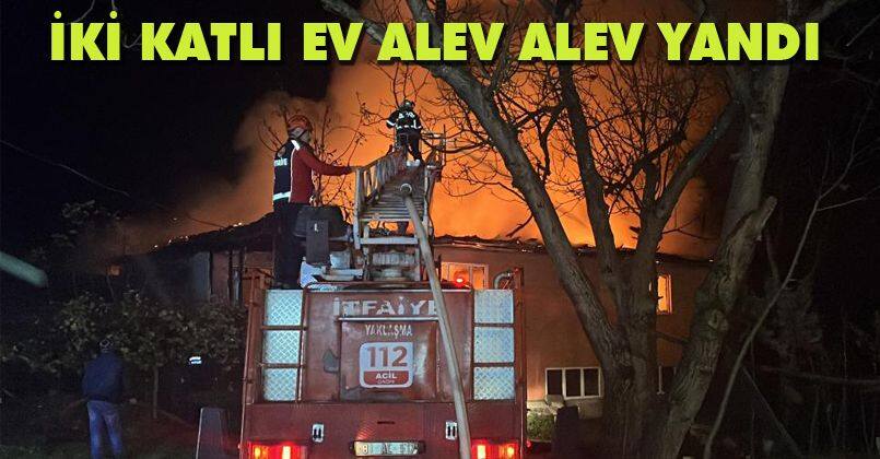 İki katlı ev alev alev yandı, arı kovanlarına alevlerin sıçramasını itfaiye engelledi