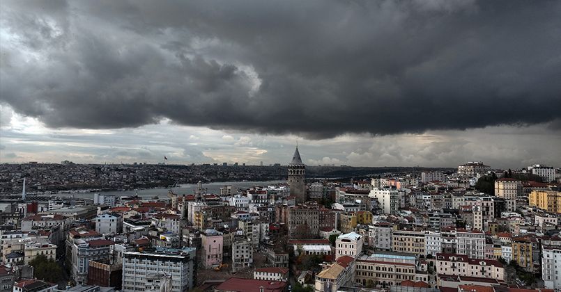 İstanbul'un üzerini yağmur bulutları kapladı