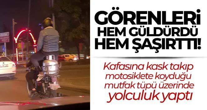 Motosikletteki tüp üzerinde tehlikeli yolculuk