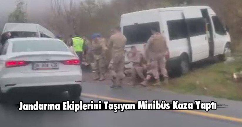 Jandarma Ekiplerini Taşıyan Minibüs Kaza Yaptı