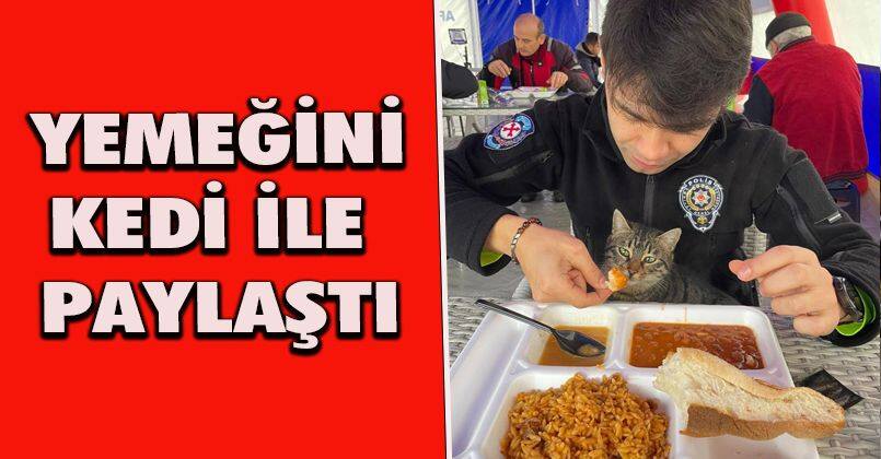 Polis yemeğini kucağına aldığı kedi ile paylaştı