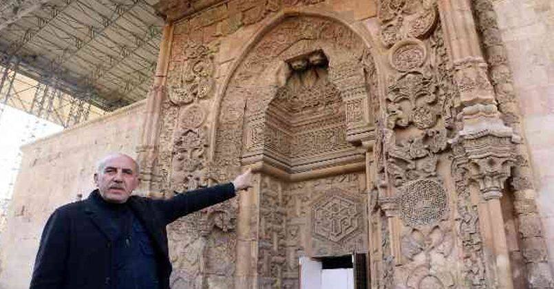 Bir kapısının anlatımı 1,5 saat sürüyor, dinleyenler gözyaşlarına hakim olamıyor