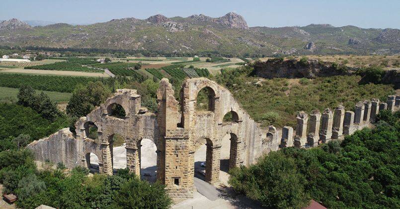 Aspendos Antik Kenti'nin su kemerleri yanında 63 yıldır geçimini meyve suyu satarak sağlıyor