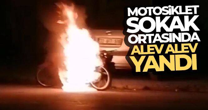 Motosiklet sokak ortasında alev alev yandı