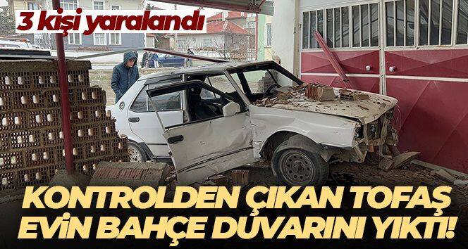 Kontrolden çıkan Tofaş evin bahçe duvarını böyle yıktı