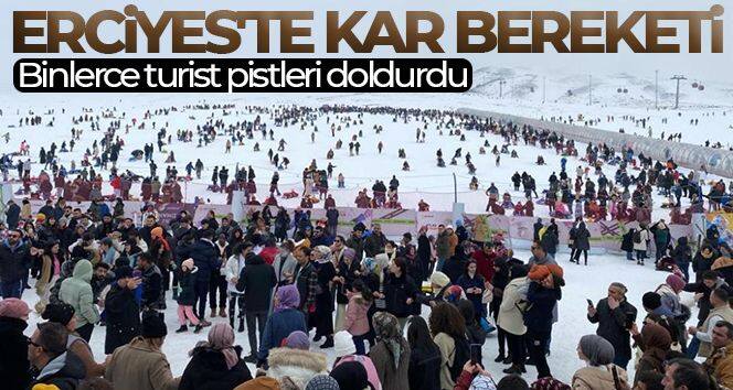 Erciyes'te kar bereketi: Binlerce turist pistleri doldurdu