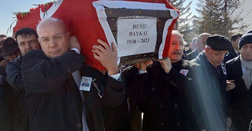 Eski CHP Genel Başkanı Baykal, Devlet Mezarlığında toprağa verildi