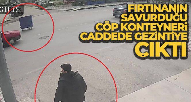 Fırtınanın savurduğu çöp konteyneri caddede gezintiye çıktı: O anlar kamerada