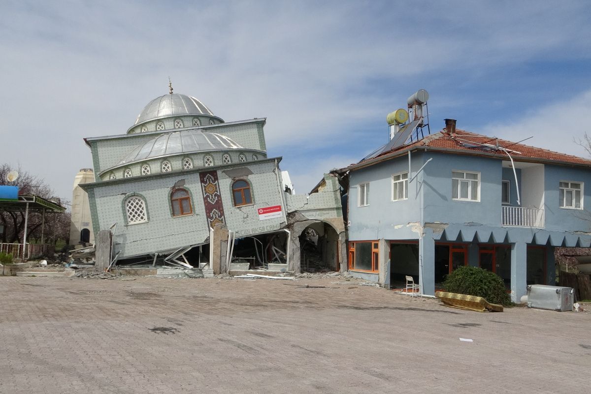 İlk depremde minaresi, ikincisinde kendisi yıkılan cami yan yattı