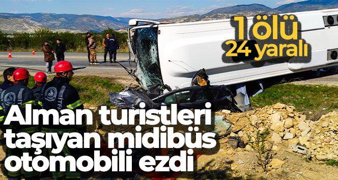 Alman turistleri taşıyan midibüs otomobili ezdi: 1 ölü 24 yaralı