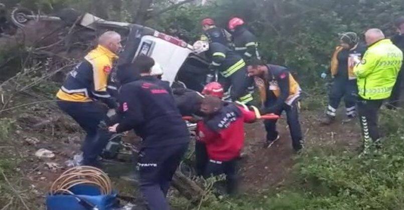 Bayram tatili için yola çıkan minibüs TEM'de devrildi: 13 yaralı