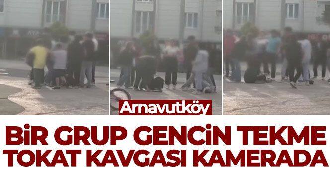 Arnavutköy'de bir grup gencin tekme tokat kavgası kamerada