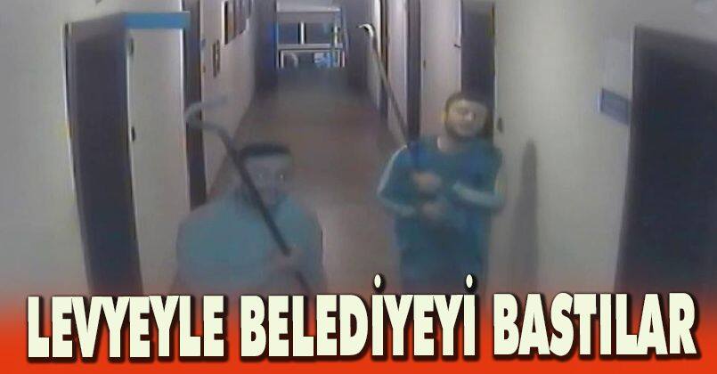 Levyelerle belediyenin kapılarını kırıp makama saldırdılar