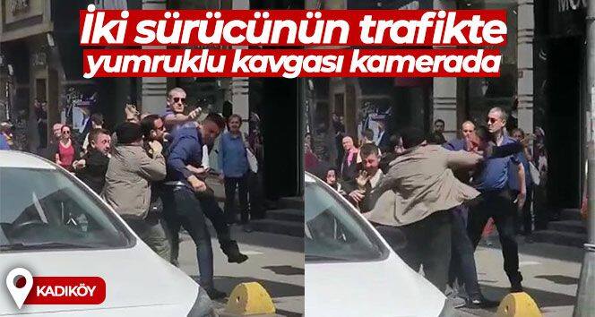 Kadıköy'de iki sürücünün trafikte yumruklu kavgası kamerada