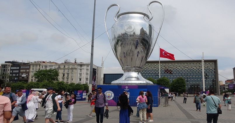 Taksim Meydanı'na getirilen dev UEFA Şampiyonlar Ligi kupası maketine yoğun ilgi