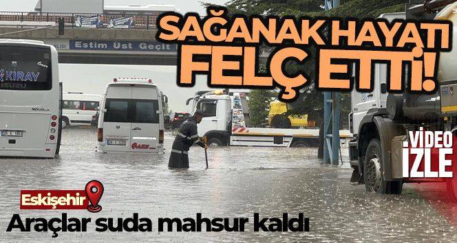 Eskişehir'de sağanak hayatı felç etti, bazı araçlar suda mahsur kaldı