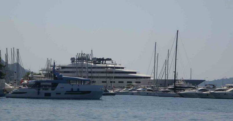 Manchester City’nin sahibi El Nahyan’ın süper yatı ’Blue’ Marmaris’e demir attı