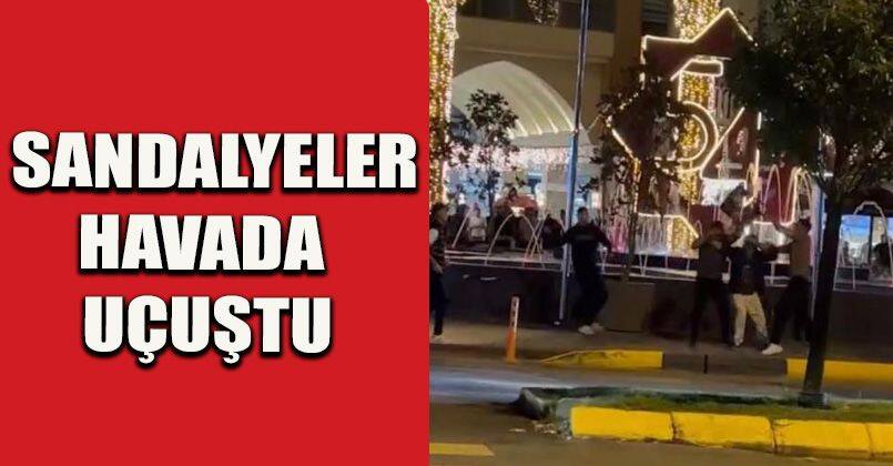 İki grup cadde ortasında birbirine girdi: Sandalyeler havada uçuştu