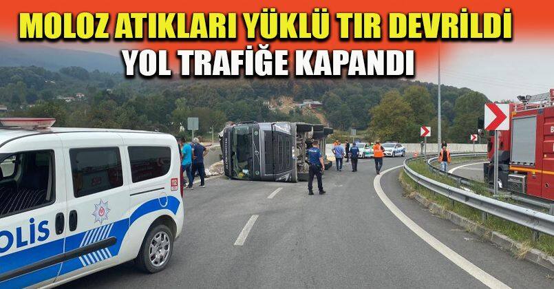 Moloz atıkları yüklü tır devrildi, yol trafiğe kapandı