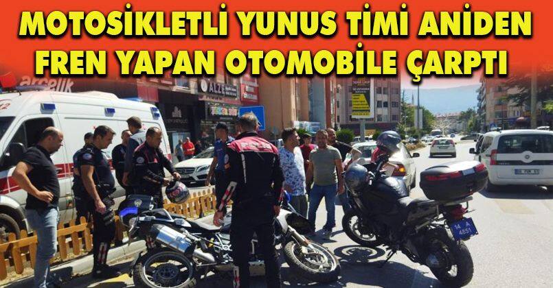 Motosikletli yunus timi aniden fren yapan otomobile çarptı: 2 yaralı