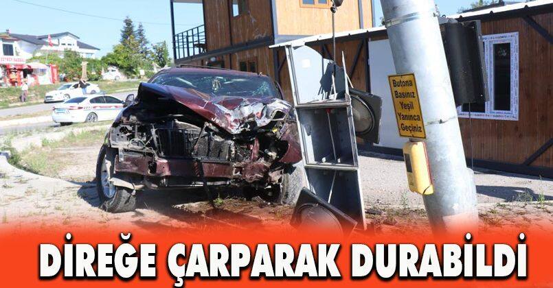 Kontrolden çıkan cip, sinyalizasyon direğine çarparak durabildi