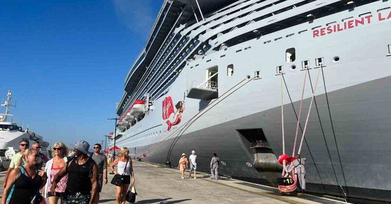 Dev yolcu gemisi 2 bin 300 yolcuyla Bodrum’a geldi