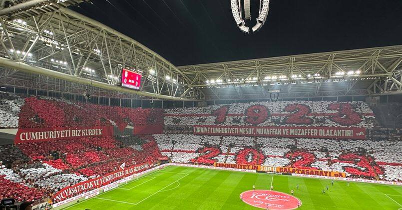 Galatasaray taraftarından Cumhuriyet’in 100. yılına özel koreografi