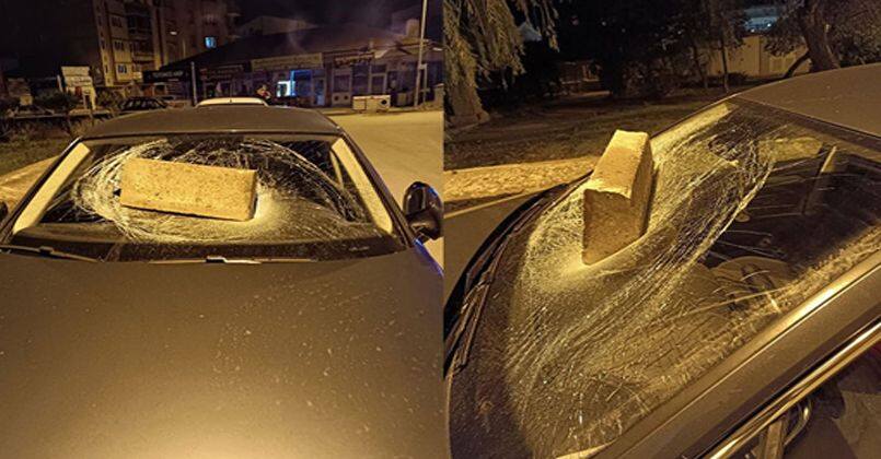 Sivas’ta bir garip olay, kaldırım taşını otomobilin camına sapladı