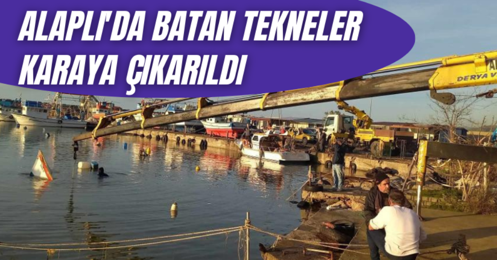 Alaplı'da batan tekneler karaya çıkarıldı