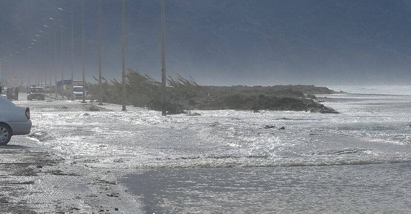 Hatay'ın Samandağ ilçesinde deniz yola taştı