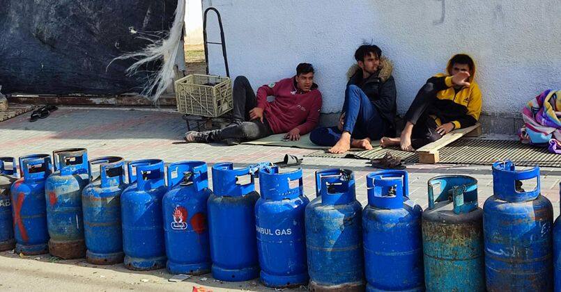 Gazze'deki Filistinliler gaz için saatlerce sıra bekliyor