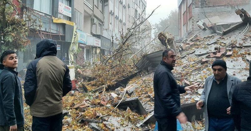 Yağmur nedeniyle kayan ağır hasarlı bina, birkaç darbeyle yerle bir oldu