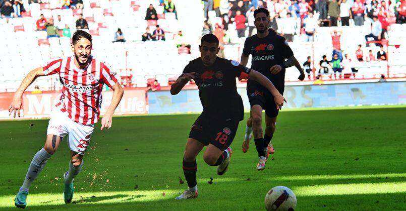 Antalyaspor 10 kişiyle Fatih Karagümrük'ü devirdi!