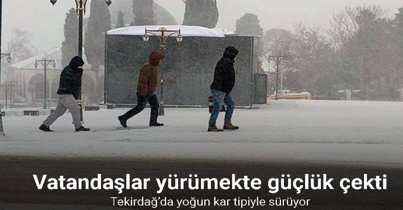 Tekirdağ’da yoğun kar tipiyle sürüyor: Vatandaşlar yürümekte güçlük çekti