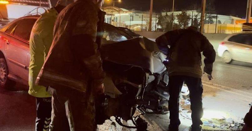 Alkollü sürücü yol ayrımındaki direğe çarptı: 3 arkadaş otomobilde sıkıştı