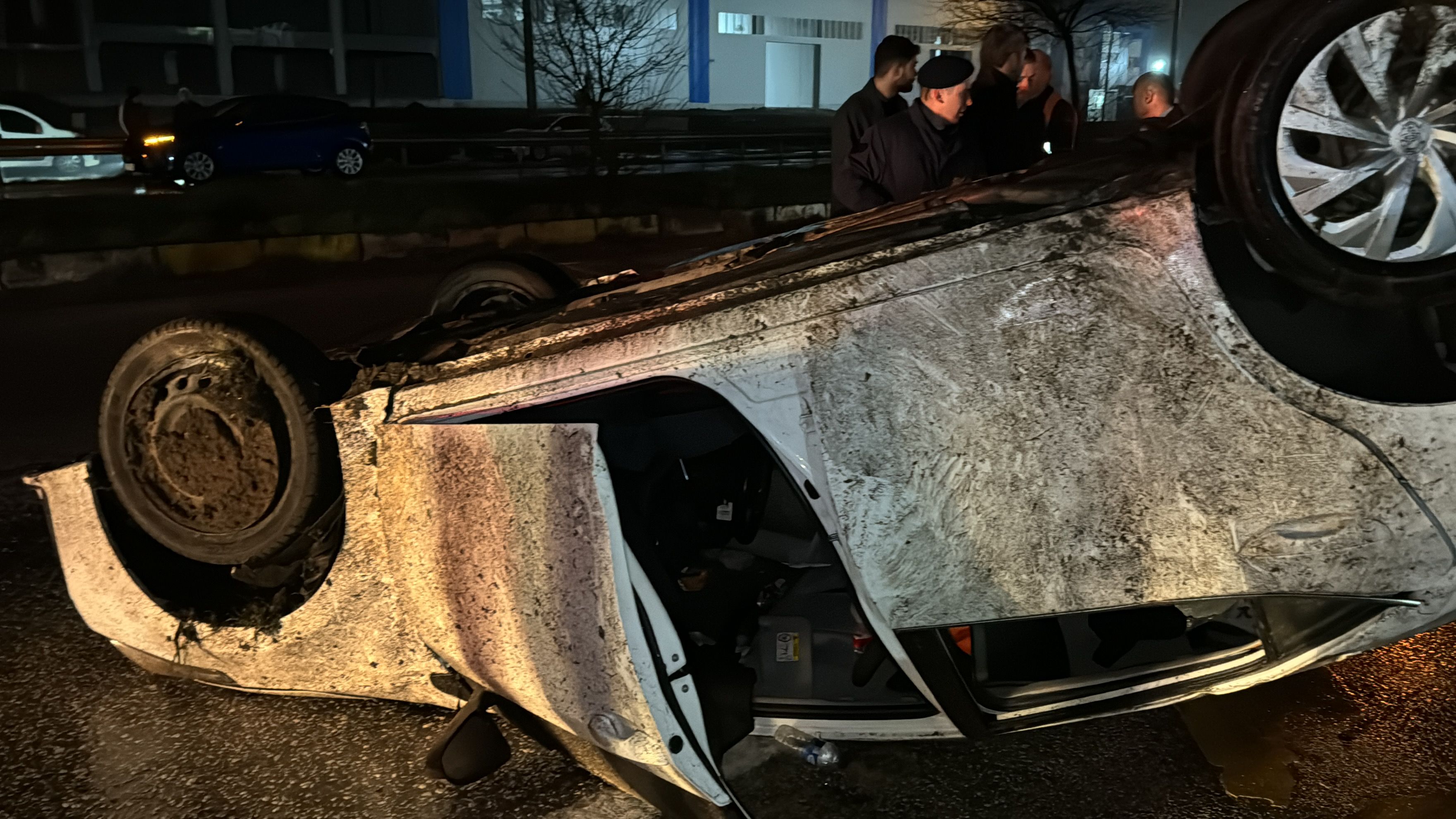 Kayganlaşan Yolda Otomobil Karşı Şeride Geçip Takla Attı: 3 Yaralı | Düzce  TV