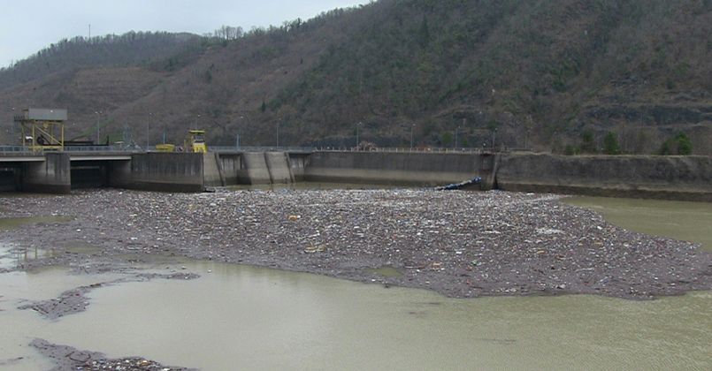Artvin’deki sel Muratlı Baraj Gölü’nü çöplüğe çevirdi