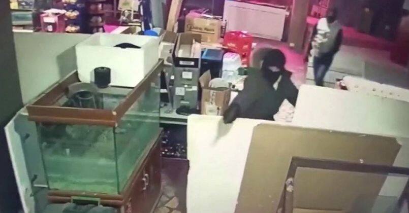 ‘Anucur Çetesi’ üyelerinden internet kafeye silahlı saldırı