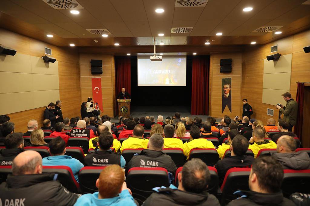 BAŞKAN ÖZLÜ AFET KOORDİNASYON VE EĞİTİM MERKEZİNİ TANITTI